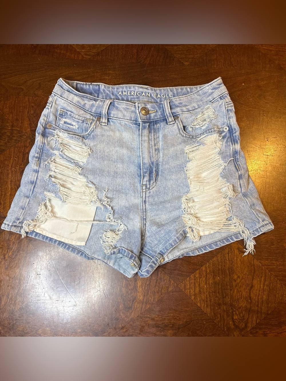American eagle women’s size 2 distressed denim shorts